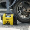 STANLEY SXVI02001A 12V/18V 2Ah Li-ion Şarjlı 160 PSI Dijital Göstergeli Lastik&Yatak Şişirme Pompası+Araç Süpürgesi
